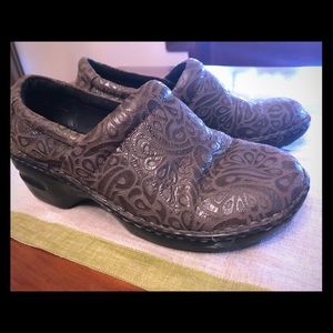 b.o.c. Embossed Leather Gray Shoes/Clogs 8.5 W